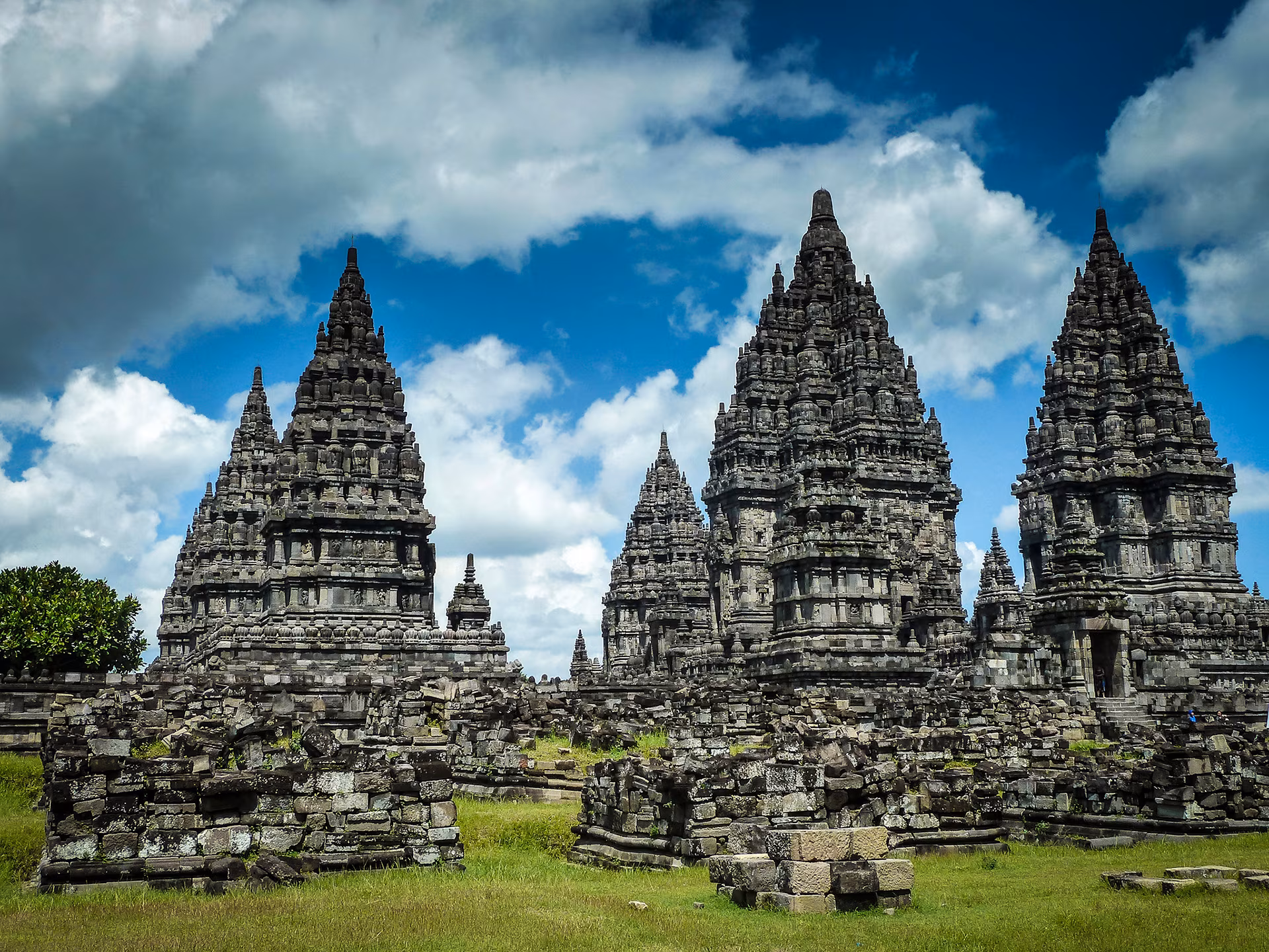 Entdeckung der Tempel von Borobudur & Prambanan